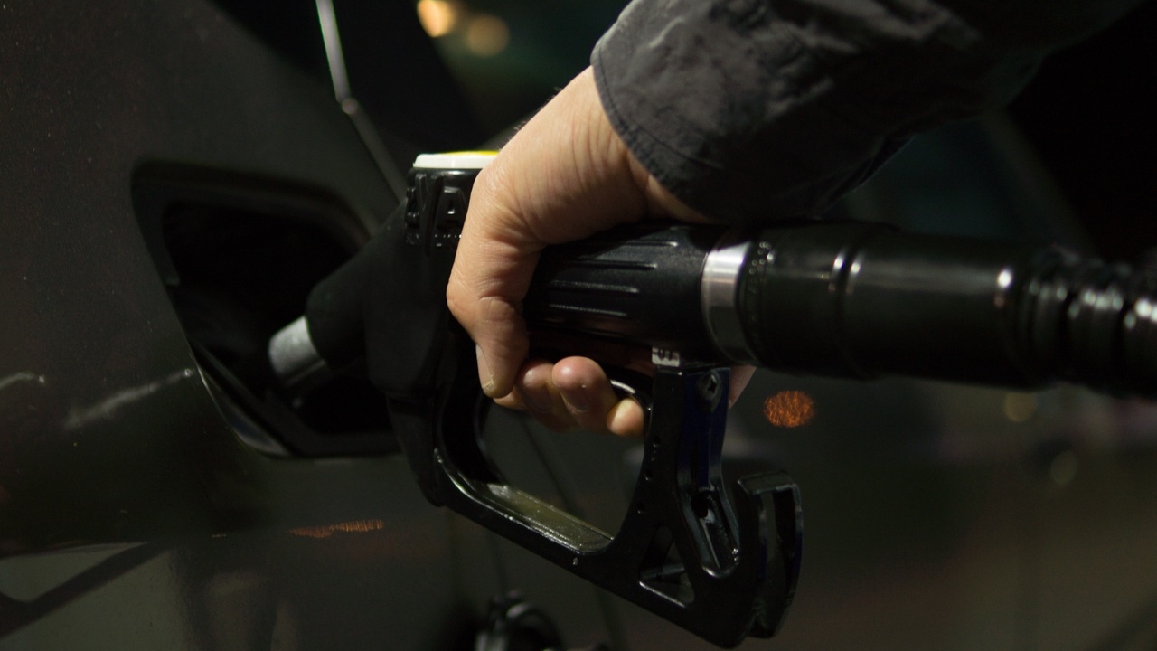 На петербургской бирже упала стоимость бензина на 10%