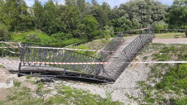 Обрушение деревянного моста в Луге унесло жизнь одного человека, пятеро пострадали