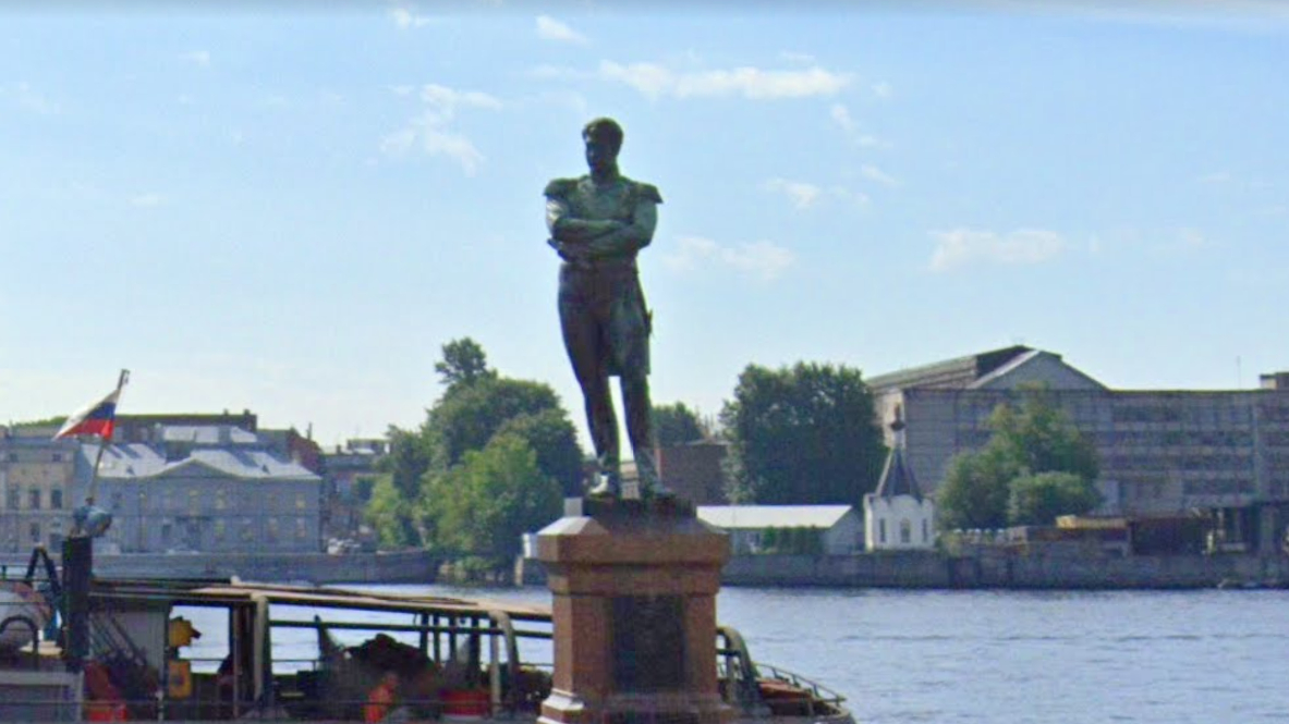 В Петербурге отмыли памятник Ивану Крузенштерну