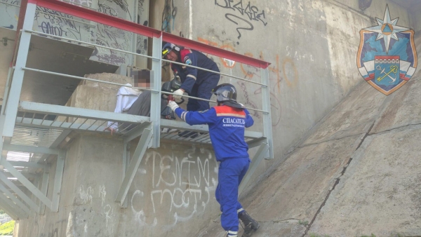Спасатели из Ленобласти вытащили девушку, застрявшую под железнодорожном мостом