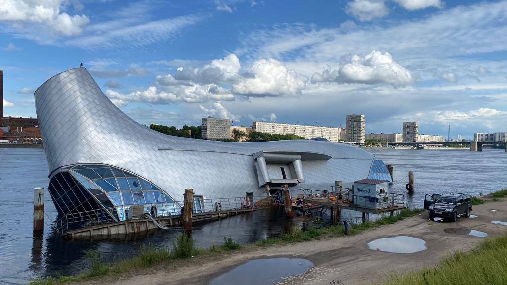 Между Петербургом и затонувшим рестораном «Серебряный кит» расторгнут договор на водопользование