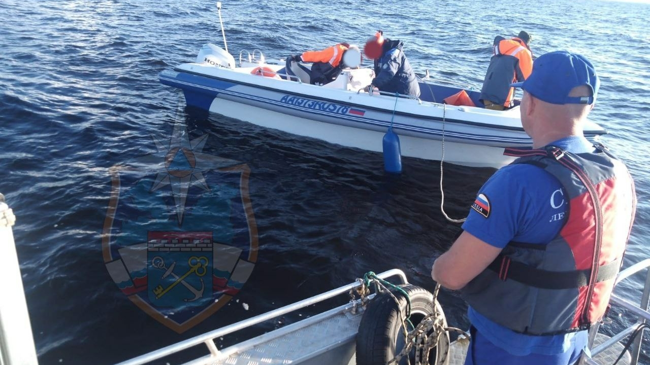В Ленобласти спасатели помогли застрявшим рыбакам
