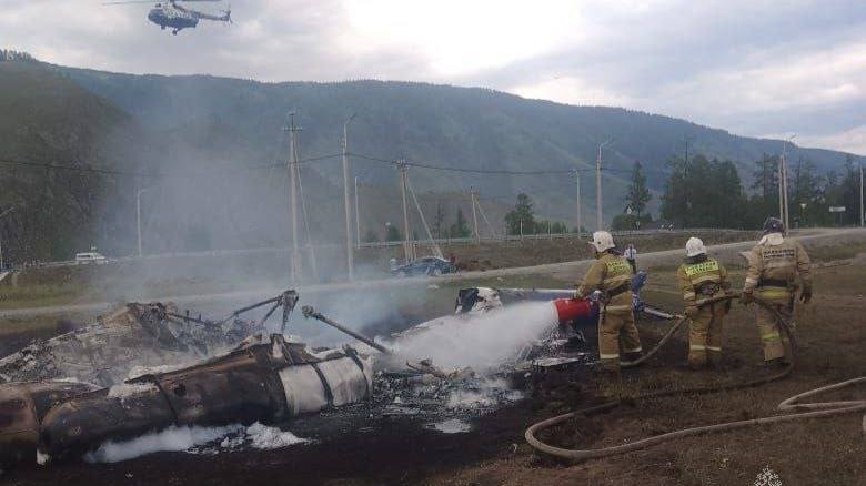 На борту сгоревшего вертолета в Алтайском крае находилось два петербуржца