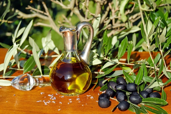 «Оливковое или подсолнечное?»: петербуржцам назвали преимущества масла для салата