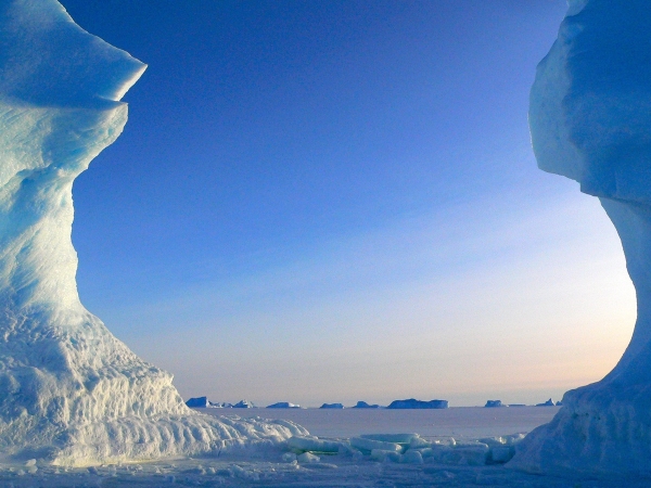 В Антарктиде откололся и начал свое движение крупнейший в мире айсберг
