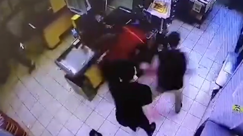 В Гатчине посетители устроили драку и стрельбу с работниками магазина