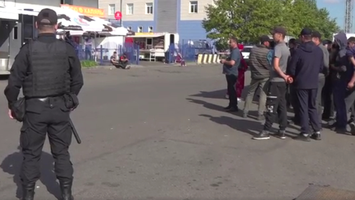 Правоохранители Петербурга привезли с овощебазы в военкомат больше 100 мигрантов с российскими паспортами