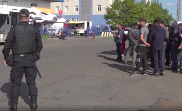 Правоохранители Петербурга привезли с овощебазы в военкомат больше 100 мигрантов с российскими паспортами