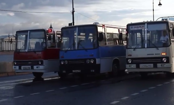 В честь Дня Государственного флага по Петербургу проехали цветные автобусы