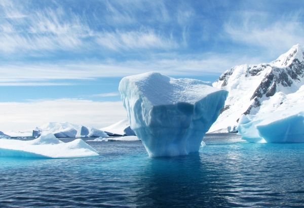В Арктике и Антарктике остается все меньше льда