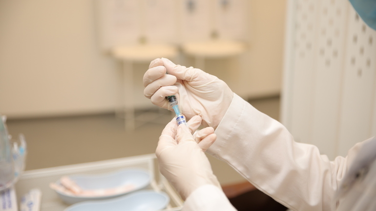 Петербуржцам поступило больше 75 тысяч доз детской вакцины от гриппа