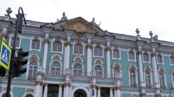 В Петербурге беспилотник налетел на Эрмитаж и рухнул у его стен