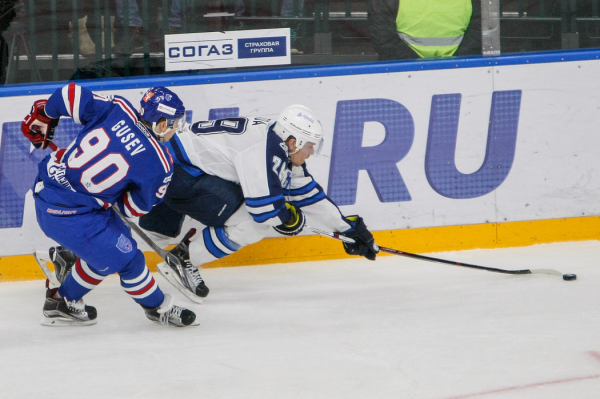 «Нефтехимик» разгромил петербургский СКА в матче КХЛ