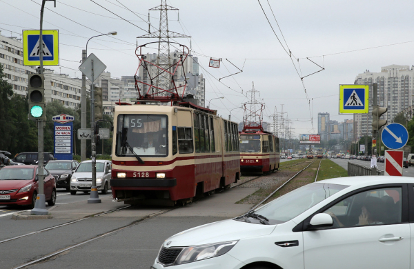 28 нарушений: лихач сбил школьницу на одной из трамвайных остановок Петербурга