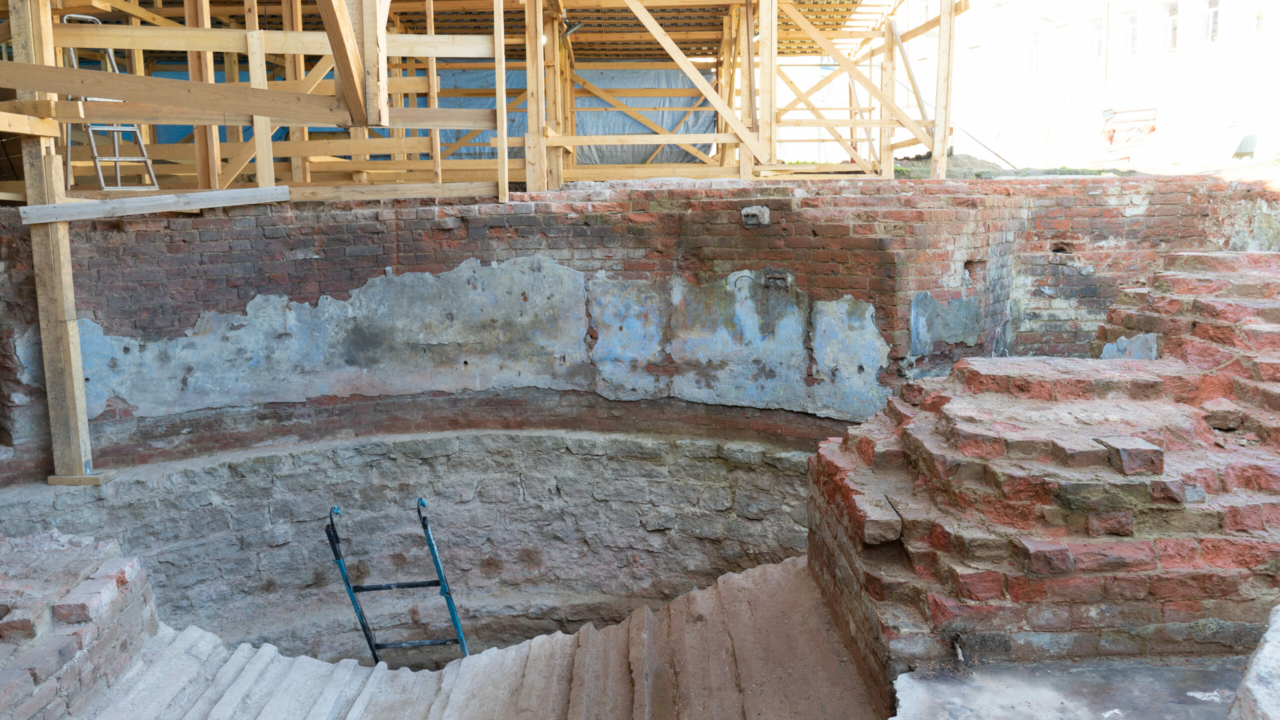 Археологи откопали неизвестные подземные конструкции в центре Петербурга