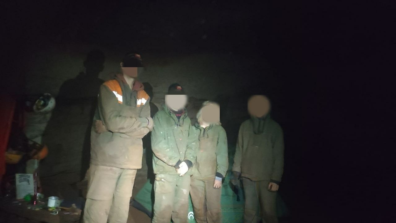 В Ленобласти спасатели вытащили молодых людей из Саблинских пещер