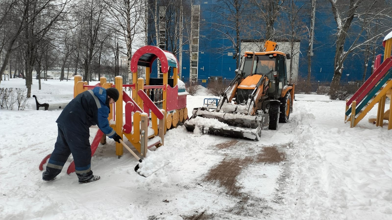 Люди и техника заодно: петербургские улицы чистят от снега круглосуточно