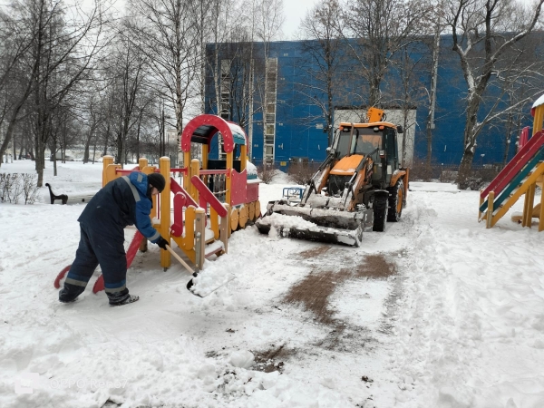 Люди и техника заодно: петербургские улицы чистят от снега круглосуточно