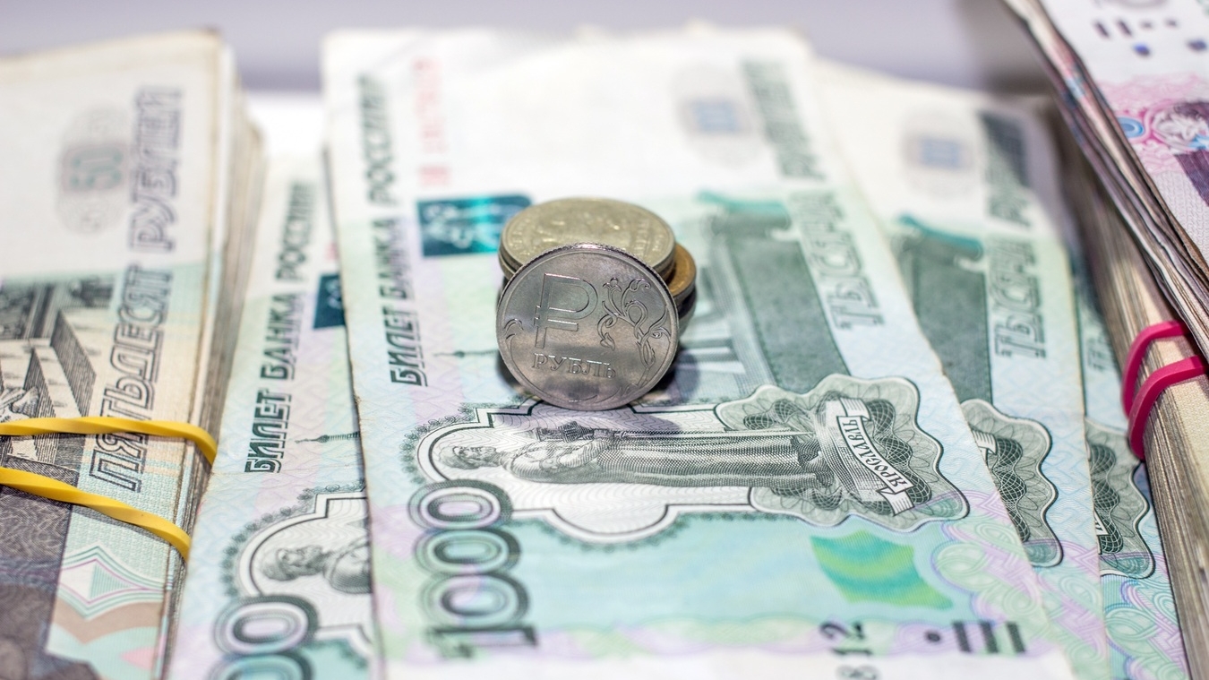 Почти половина петербуржцев не хочет получать зарплату в конверте