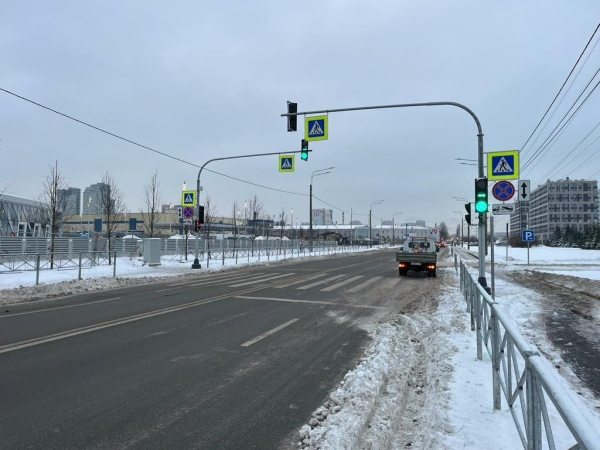 В Петербурге на проспекте Космонавтов установили два новых светофора