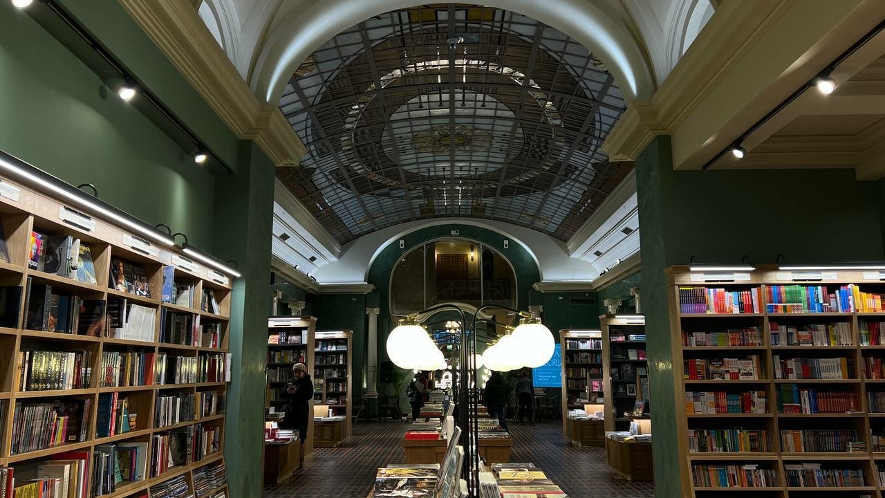 Более 3 млн человек посетили обновленный Дом книги в Петербурге за год