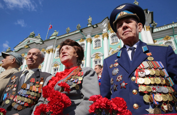 В Петербурге подписали закон о ежегодных выплатах ветеранам и блокадникам ко Дню Победы