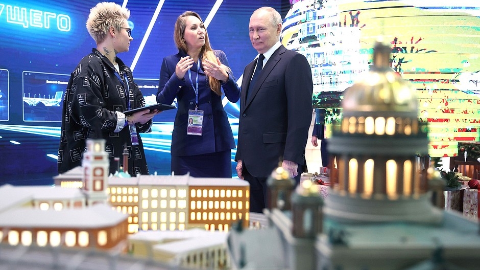 Путин посетил стенд Петербурга на форуме «Россия» в последний день транспортной недели