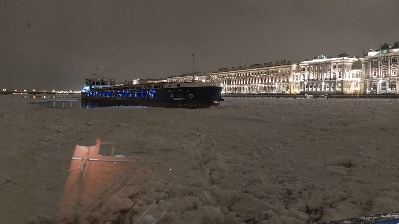 В Петербурге освободили из ледового плена сухогруз «Пола Калисто»