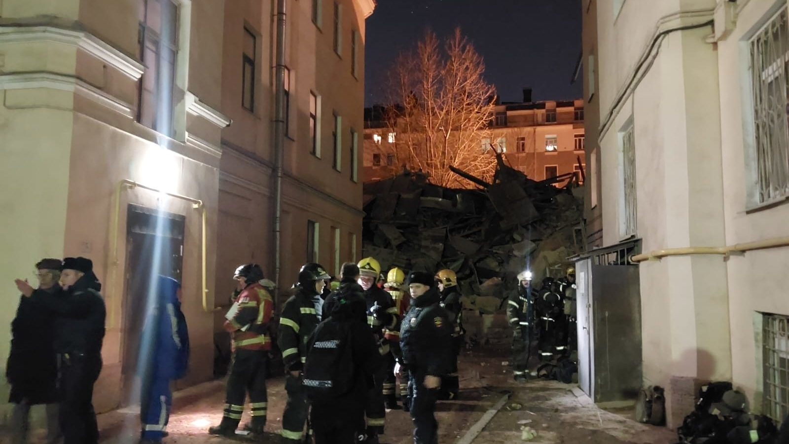 Из-под завалов в изолятор: найден первый пострадавший при обрушении дома на Гороховой