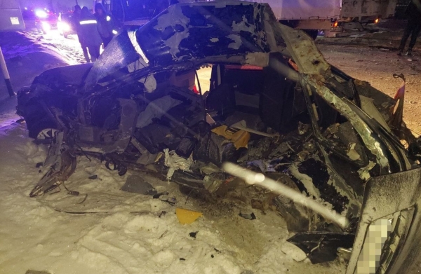 Водитель Lada врезался в фургон и погиб на месте на трассе под Новым Уренгоем