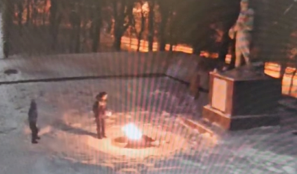Из страны выдворят семьи, чьи дети тушили Вечный огонь снежками в Петербурге