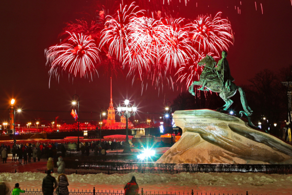 В Петербурге дали праздничный салют в честь 80-летия со дня полного снятия блокады Ленинграда