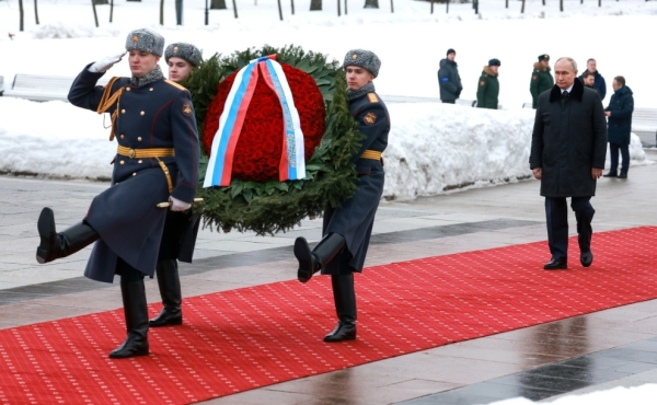 В Петербурге президент Путин возложил венок к монументу «Мать-Родина»