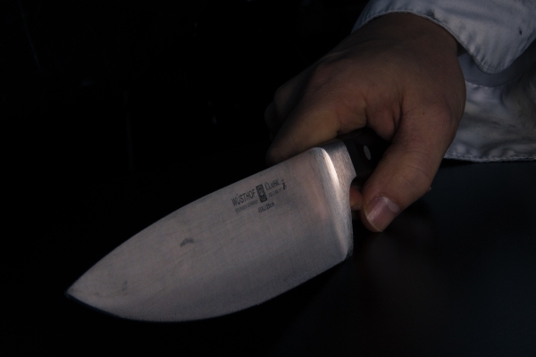 В Петербурге псих с ножом напал на мужчину в парадной дома