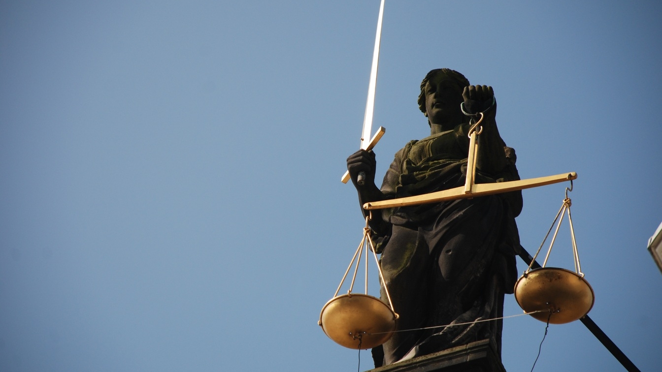 Петербургский суд отказал в разводе двум женщинам