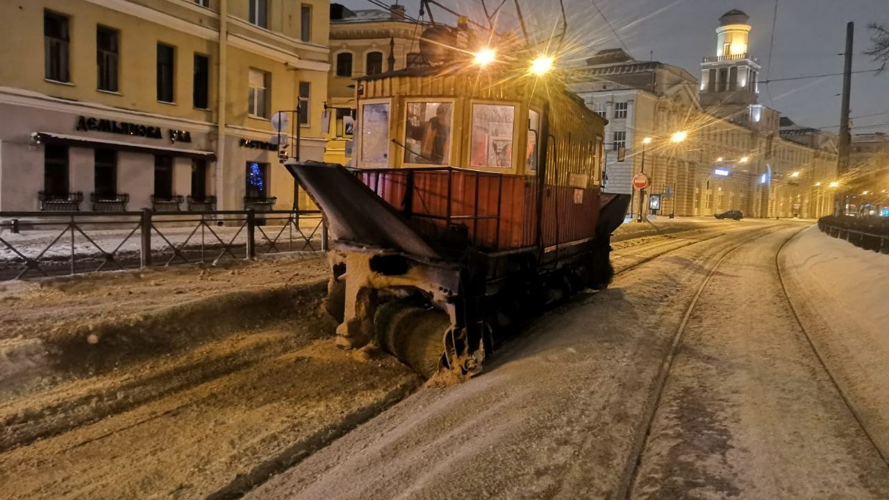 В Петербурге ежедневно чистят 226 км трамвайных путей