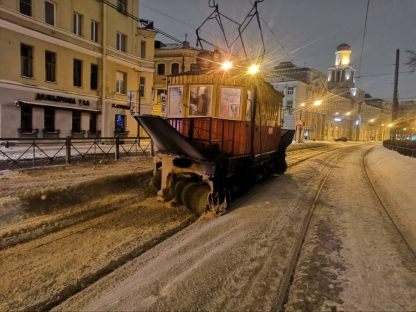 В Петербурге ежедневно чистят 226 км трамвайных путей