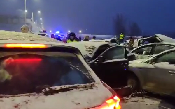 На трассе между Петербургом и Москвой погибли 4 человека в столкновении 50 машин