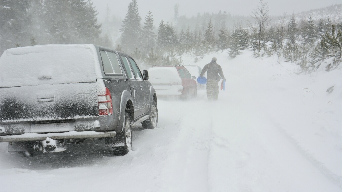 В Казахстане спасатели из-по снега вызволили почти 40 человек