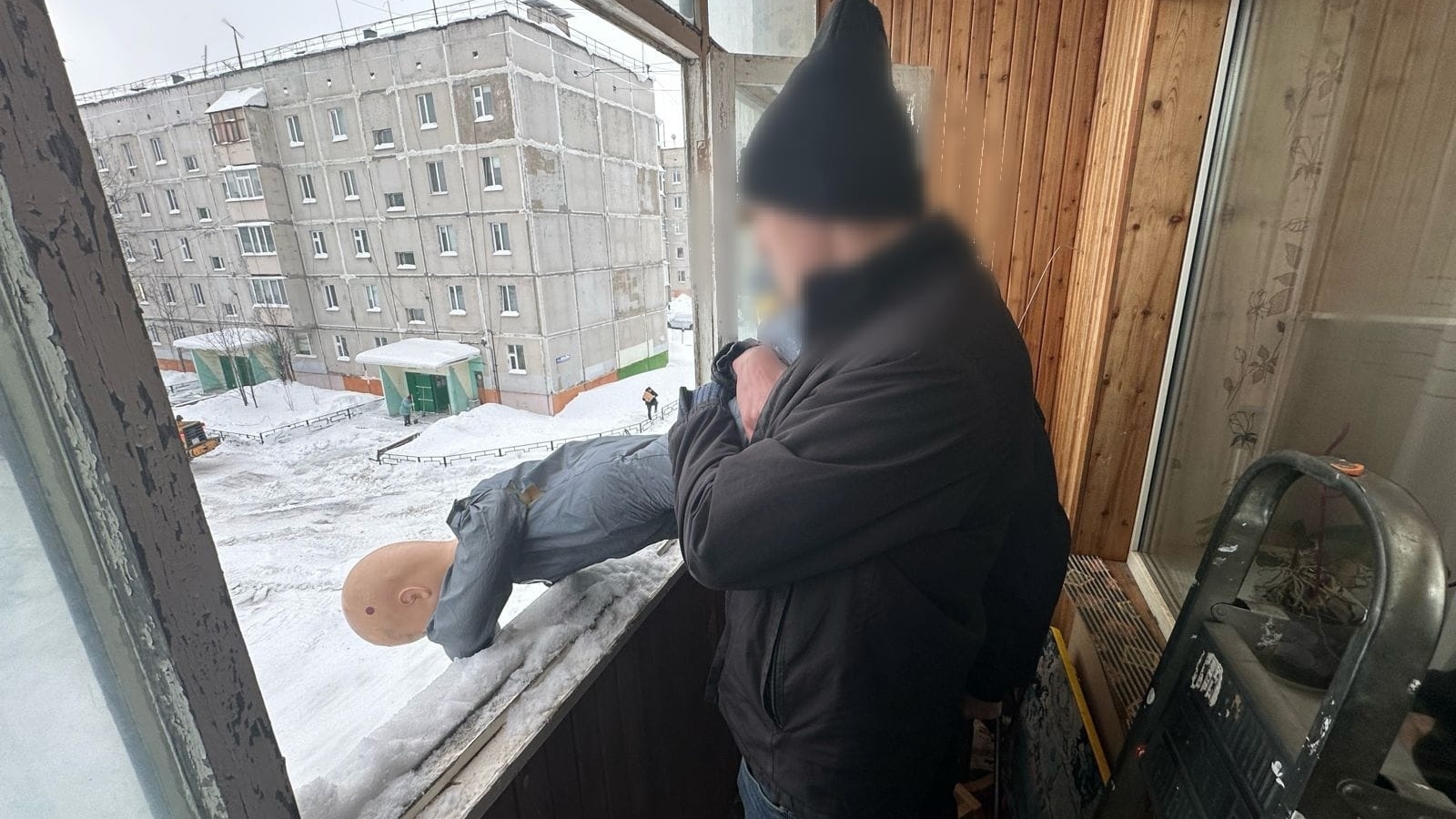 Житель Ноябрьска измывался над детьми, угрожая отрезать им пальцы и выбросить с балкона