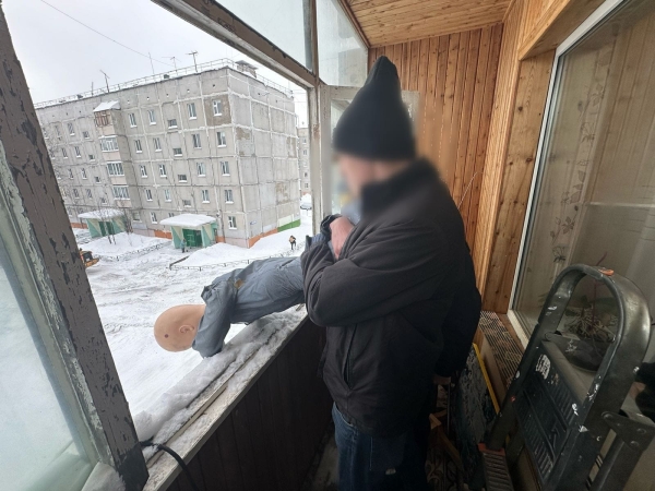 Житель Ноябрьска измывался над детьми, угрожая отрезать им пальцы и выбросить с балкона