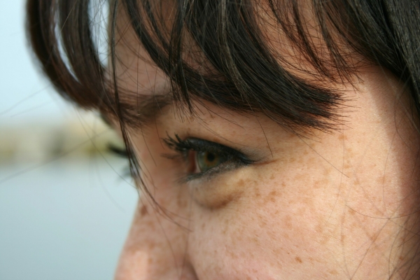 Петербуржцам рассказали о правильном уходе за кожей вокруг глаз