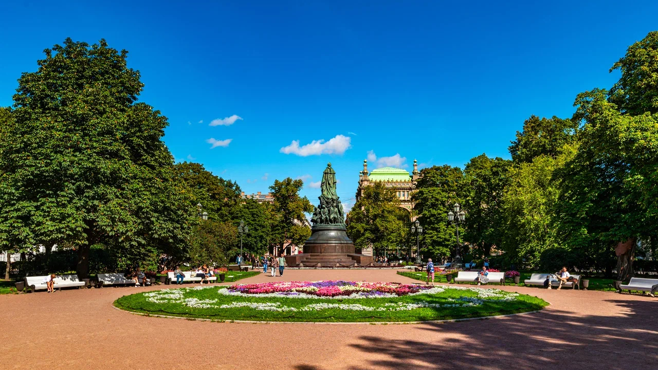 Герань, петуния и гибискус: в Петербурге хотят высадить больше 4,5 миллиона цветов