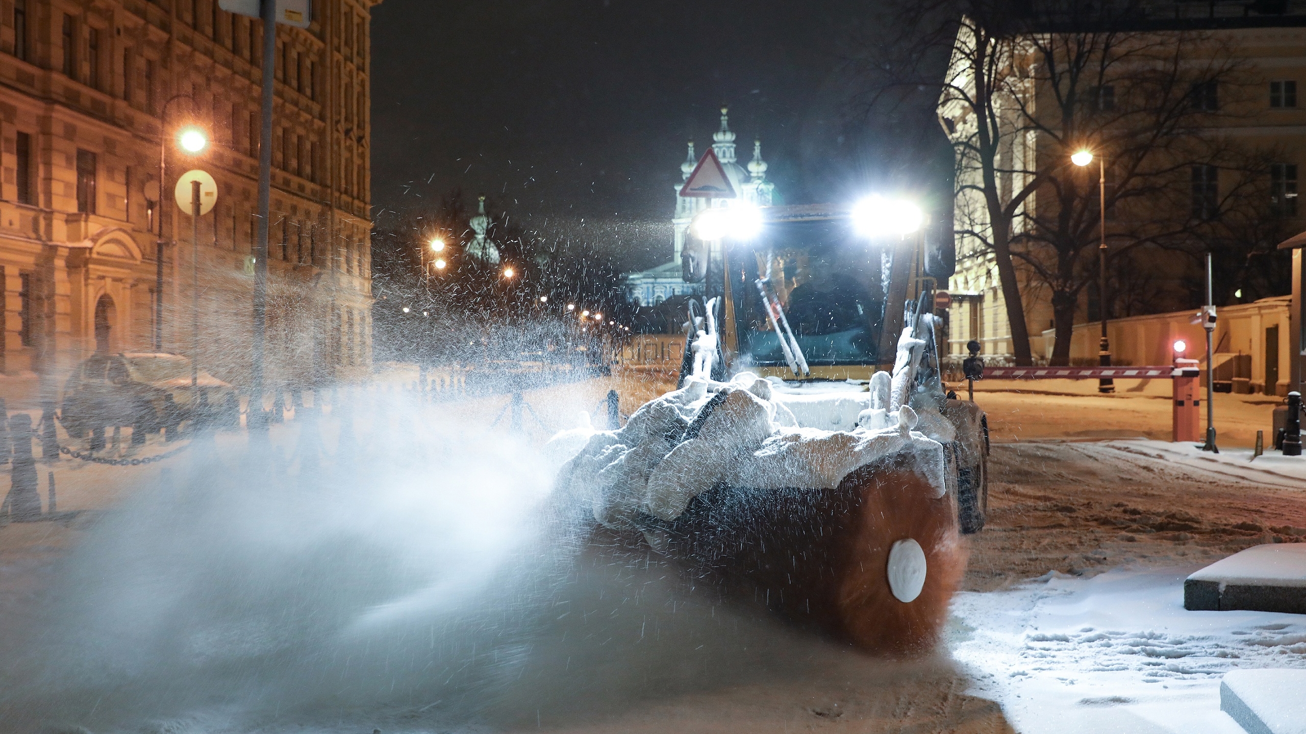 С петербургским льдом коммунальным службам приходится бороться тоннами реагентов