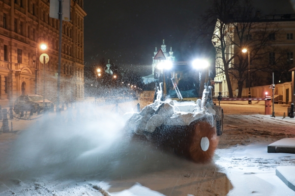 С петербургским льдом коммунальным службам приходится бороться тоннами реагентов