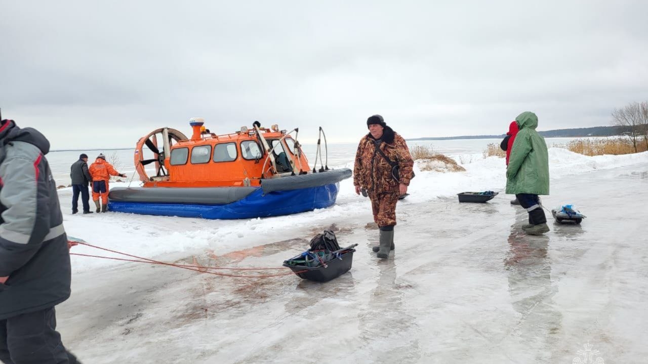 В Финском заливе метровая волна отколола льдину с пятью рыбаками