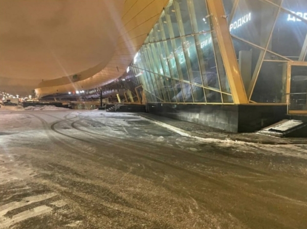 В Петербурге инспекторы проверили территории частных предпринимателей на лед и снег