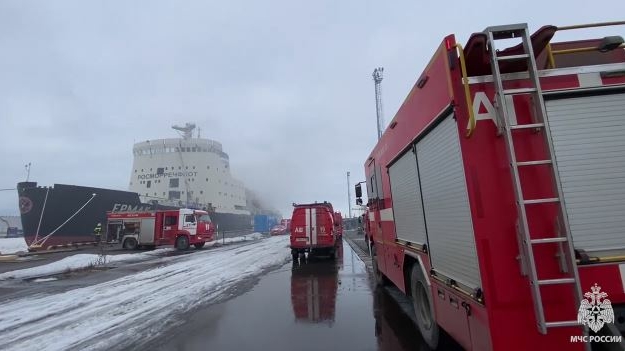 В петербургском порту огнеборцы тушат полыхнувший ледокол