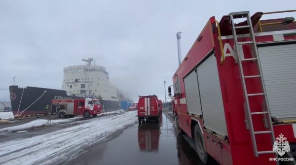 В петербургском порту огнеборцы тушат полыхнувший ледокол