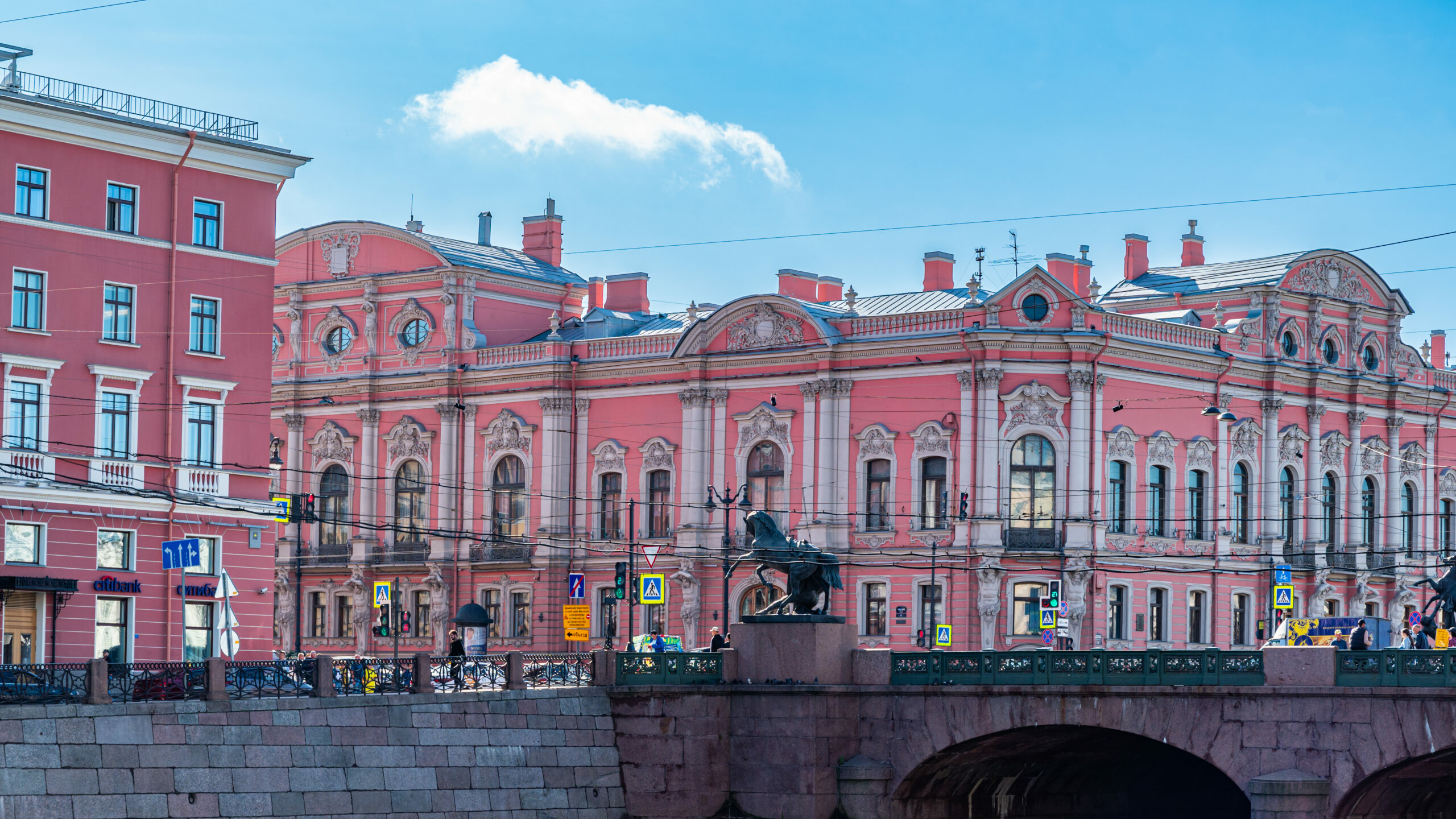 В Петербурге представили 300 весенних туров для гостей города